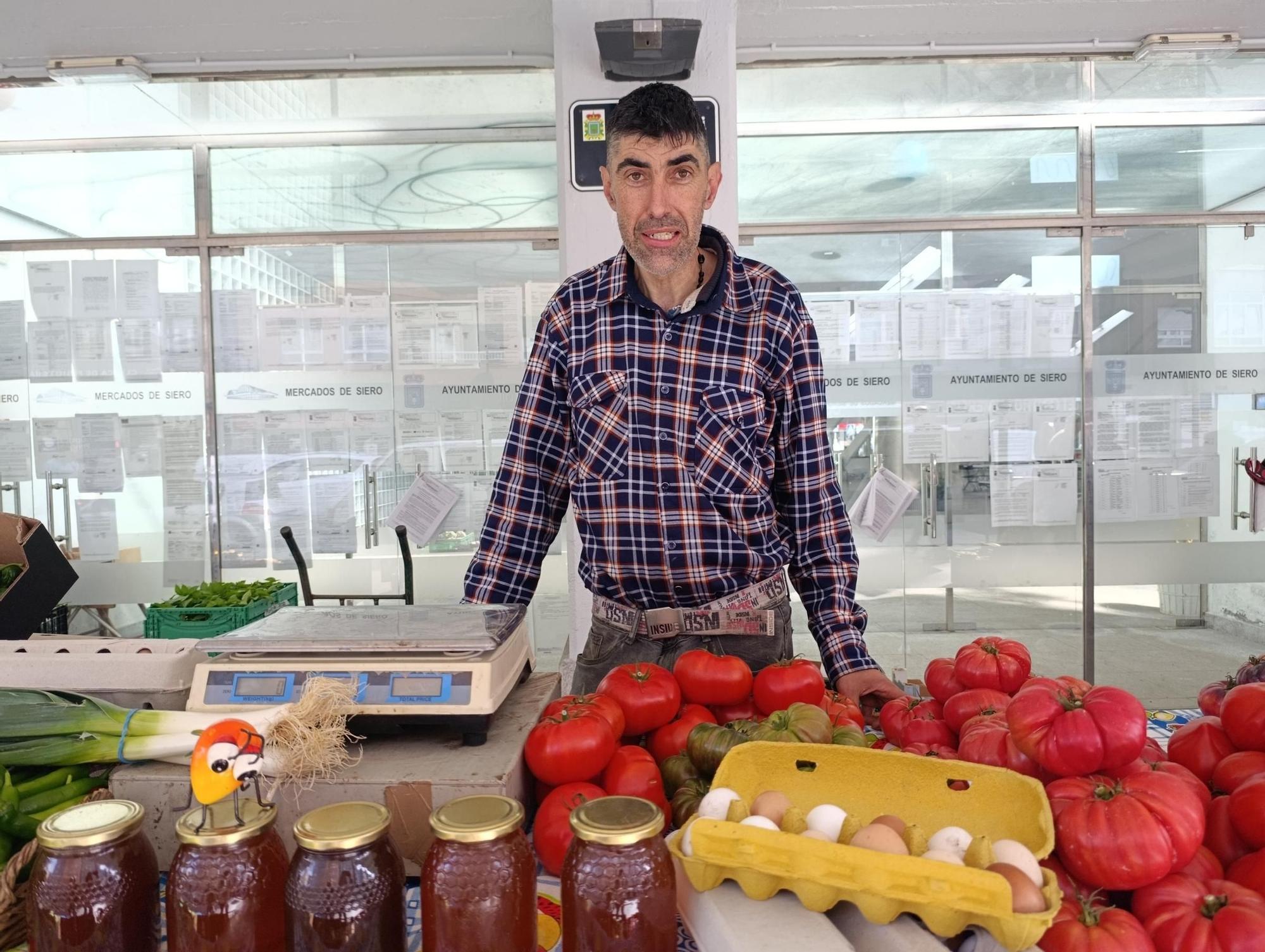 El mercado de alimentación de la Pola pide refugio