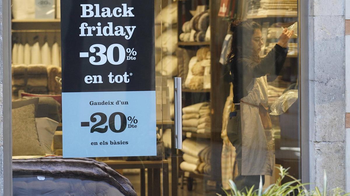 Una treballadora a l’interior d’una botiga a Girona.