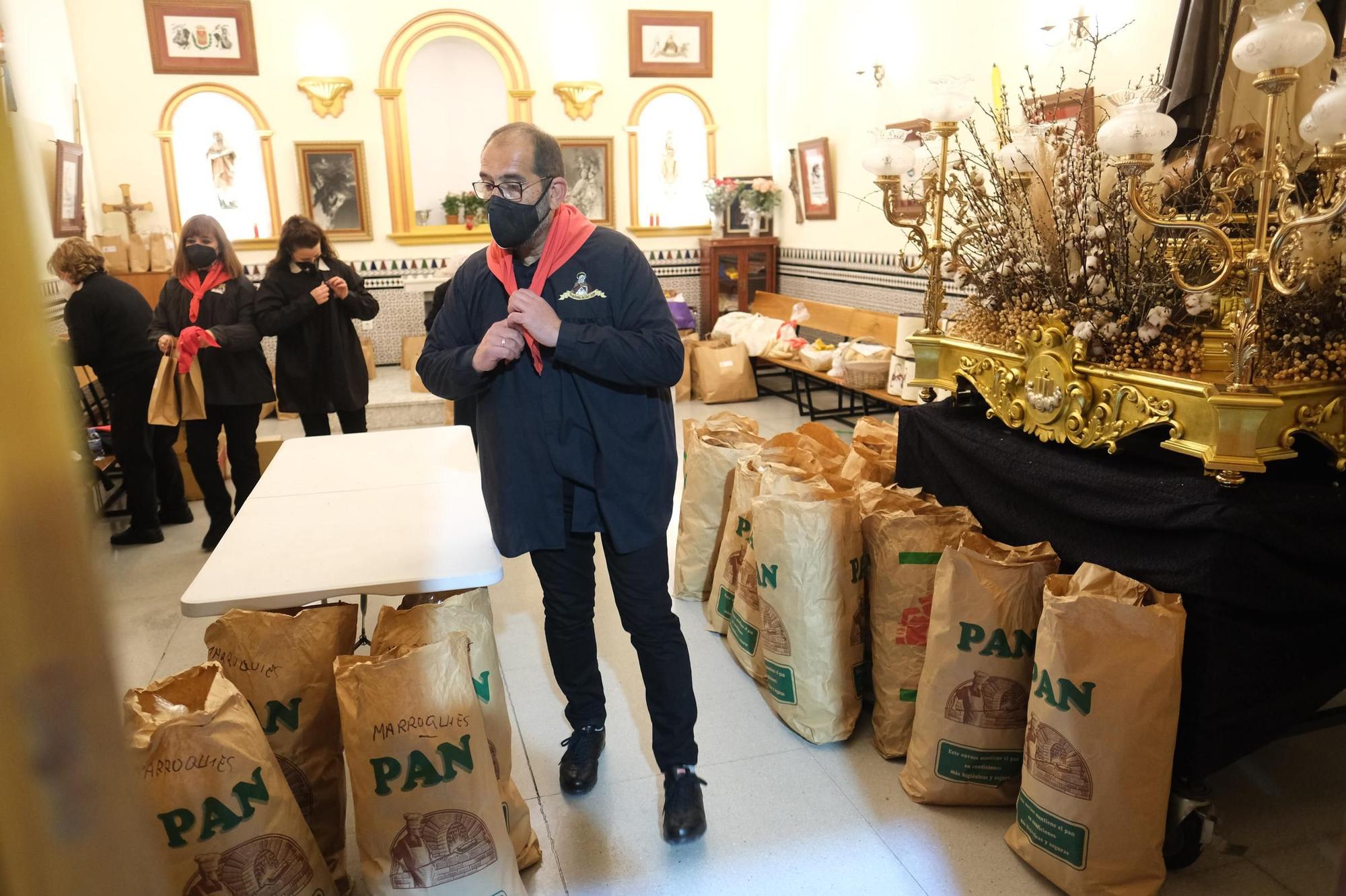 Los eldenses festejan a San Antón, patrón de los Moros y Cristianos, con las típicas vueltas a la hoguera, la bendición de animales, las tradicionales danzas y el reparto del pan