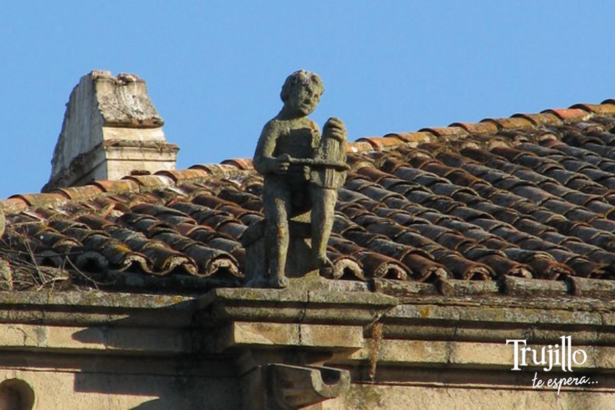 Una de las figuras decorativas situadas en la cornisa superior del edificio del siglo XVI.