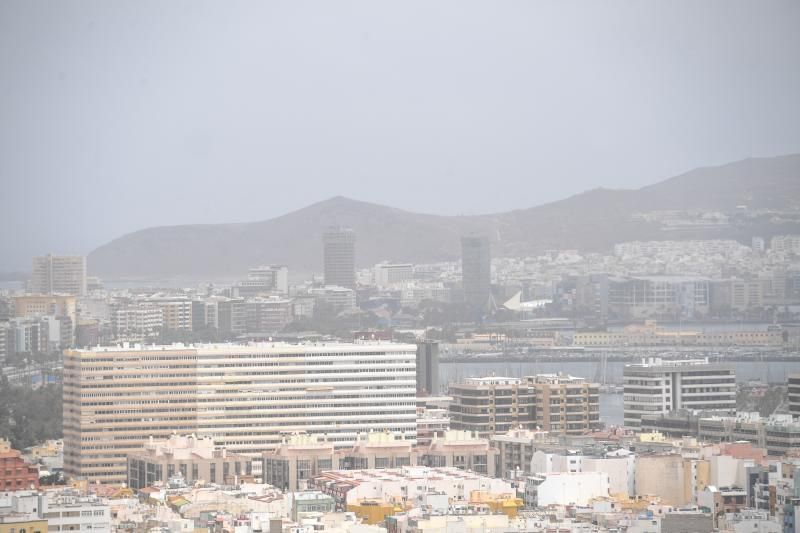 06-07-20   LAS PALMAS DE GRAN CANARIA. MIRADORES DE LA CIUDAD-CRUCE DE ARINAGA. LAS PALMAS DE GRAN CANARIA-AGUIMES. Calima y altas temperaturas en el Cruce de Arinaga.  Fotos: Juan Castro.  | 06/07/2020 | Fotógrafo: Juan Carlos Castro