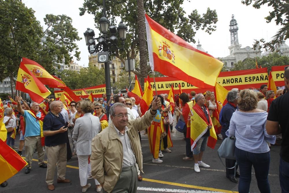 Caravana de vehículos con banderas españolas en València