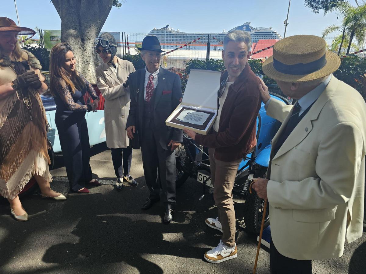 Así han paseado por Santa Cruz los coches antiguos y engalanados