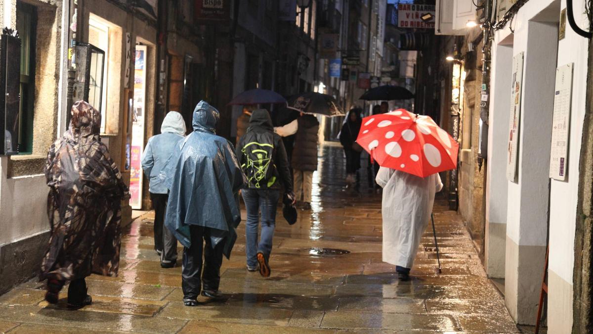 Jornada de paraguas por el paso de Ciarán en Santiago de Compostela