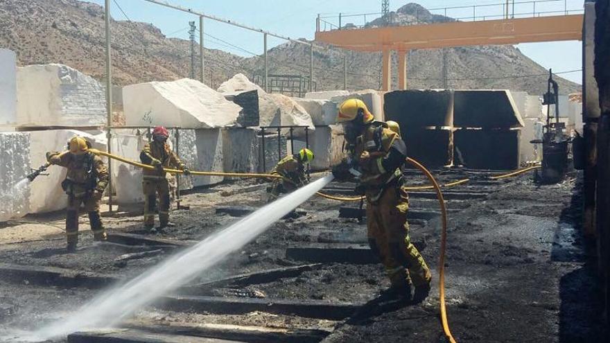 Un incendio en el exterior de Levantina de Novelda moviliza a ocho bomberos