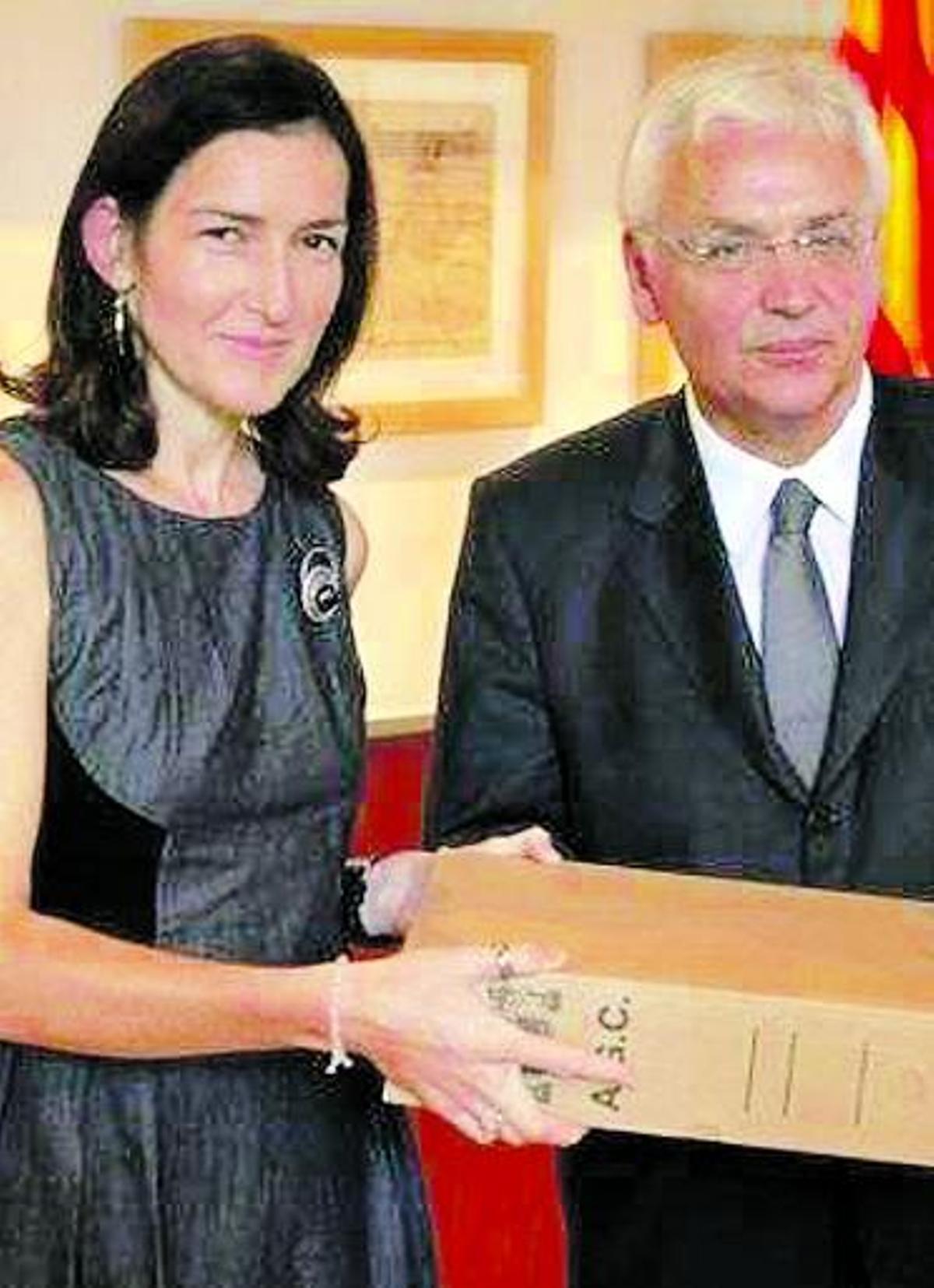 González-Sinde formaliza ante el consejero de Cultura catalán, Ferrán Mascarell, la entrega de documentos, el pasado mes de julio.
