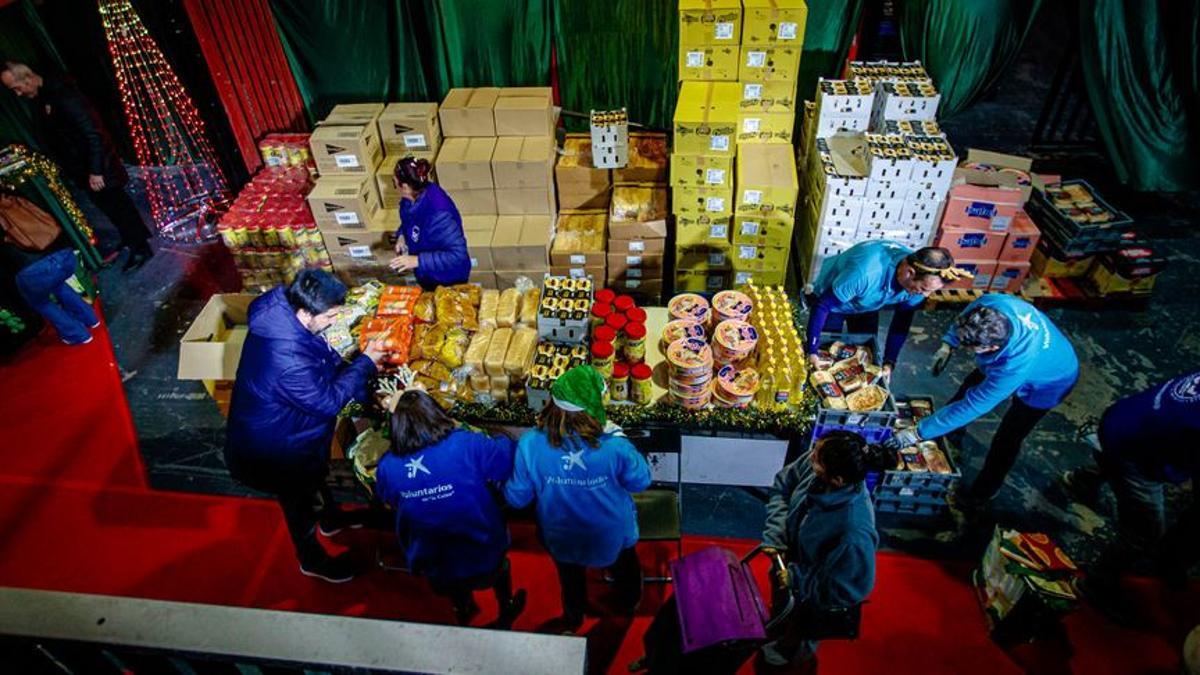 Reparto de juguetes y alimentos en el campo de Mestalla