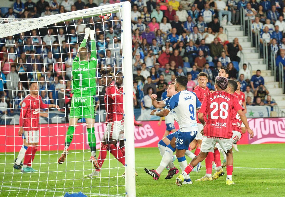 Aarón, durante el partido de Copa en Tenerife.