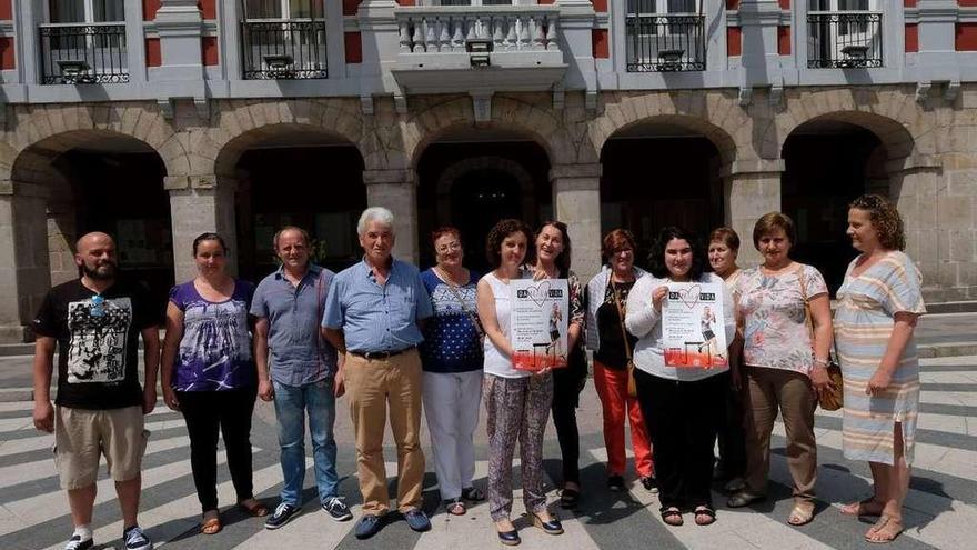 Montse Megido e Itziar Vicente, con los carteles, junto a otros vecinos que apoyan la iniciativa.