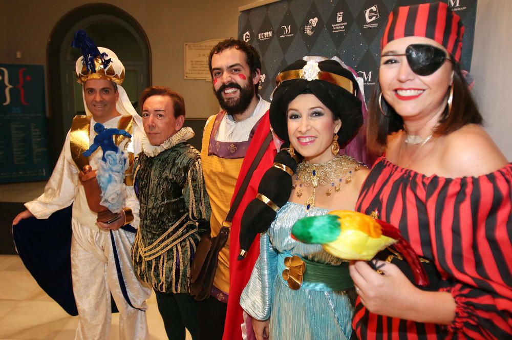 Como suele ser habitual, la representación política de la ciudad acude disfrazada a la gran final del concurso del Carnaval en el Teatro Cervantes.