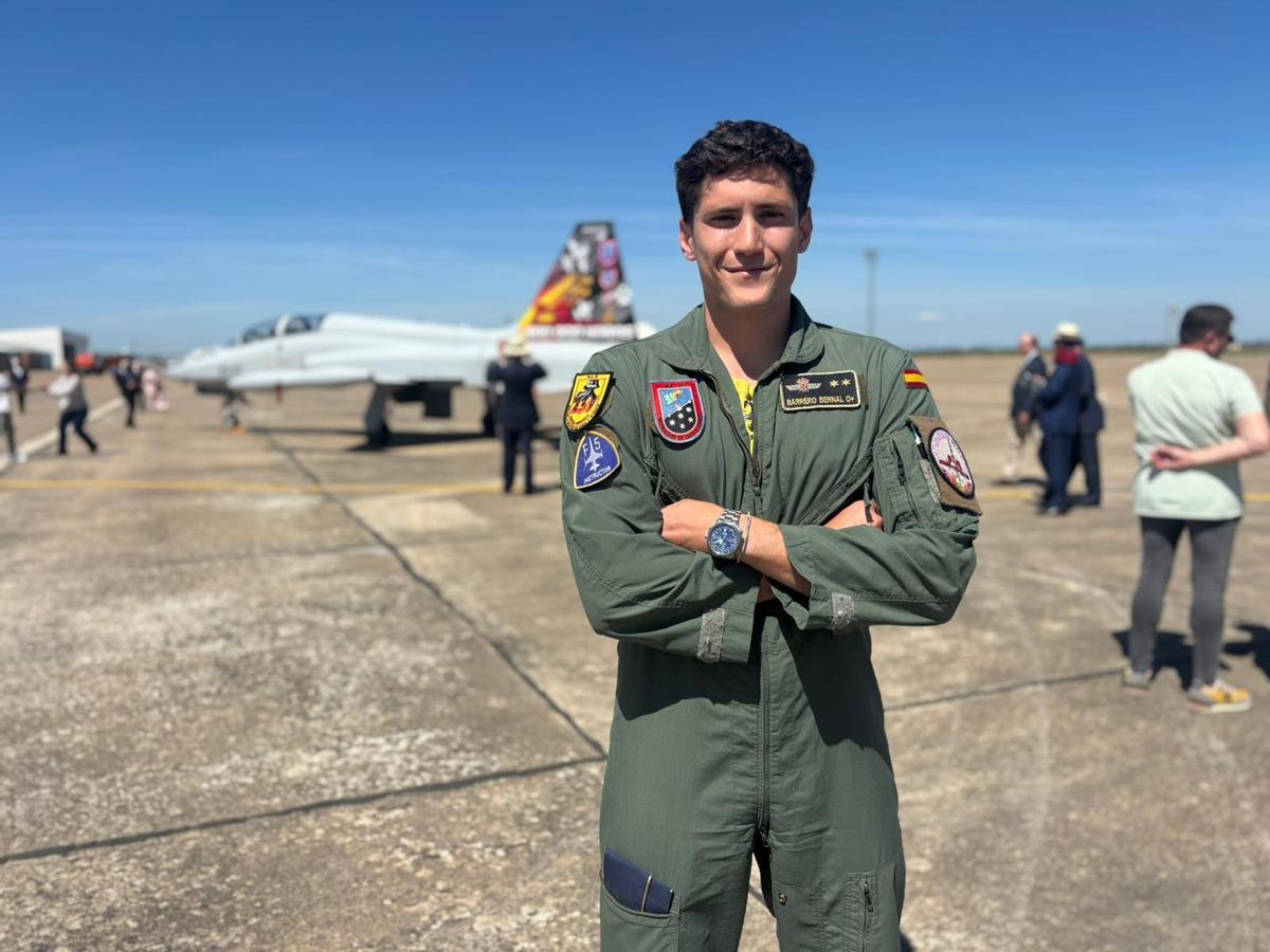 El teniente Eloy Barrero, instructor del Ala 23, esta mañana en la Base Aérea de Talavera la Real (Badajoz).