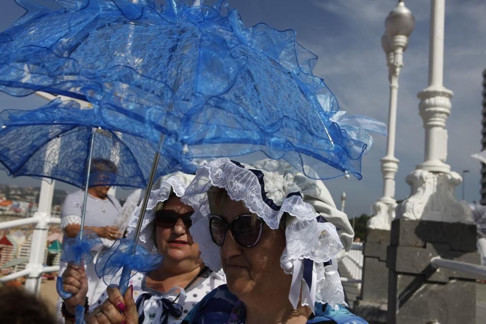 Mujeres de La Corredoria (Oviedo) que acuden a bañarse a la playa de San Lorenzo