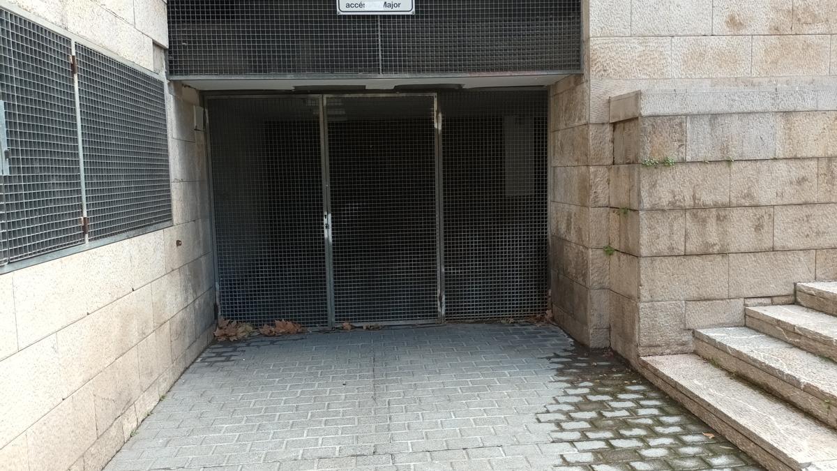 El acceso al ascensor desde el paseo de la Rambla está cerrado al público.