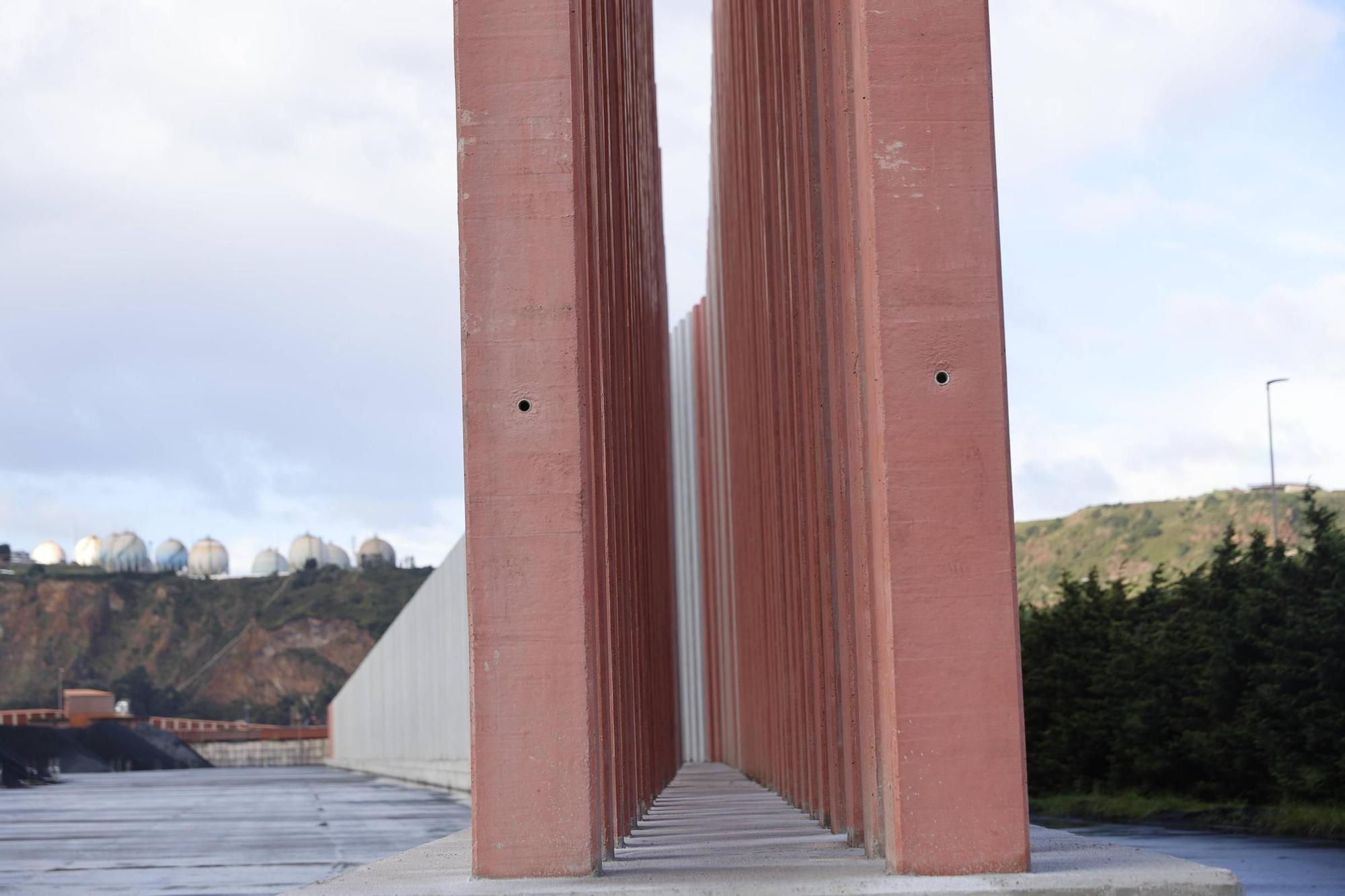 Así es la nueva barrera anticontaminación del Puerto de Gijón (en imágenes)