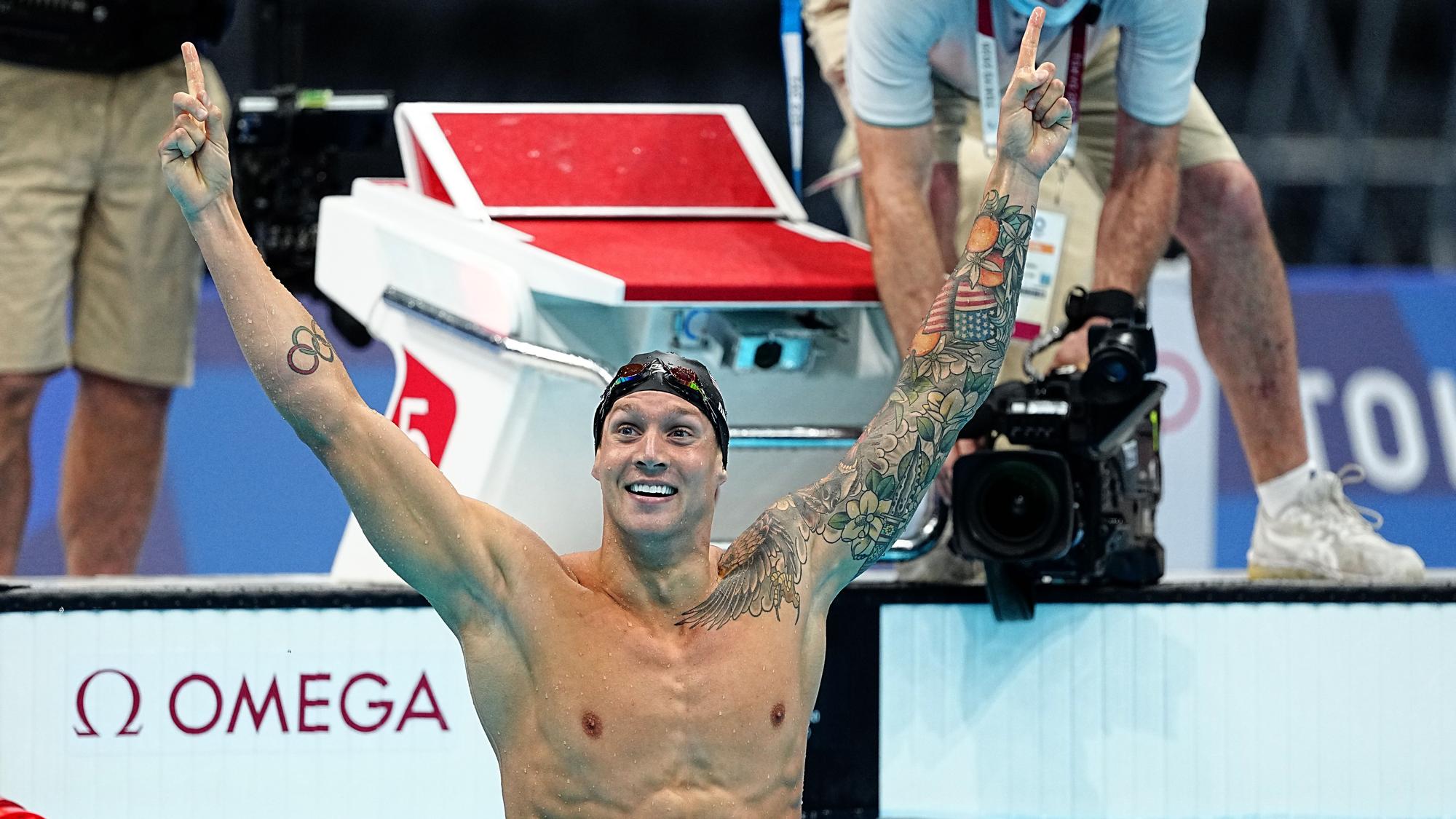 Caeleb Dressel celebra eufórico su medalla de oro en la final de los 100m estilo libre de los Juegos olimpicos Tokyo 2020