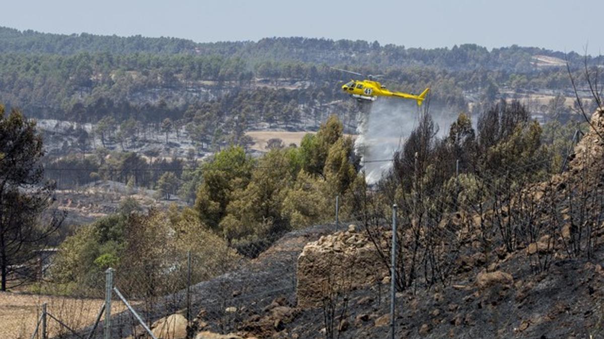 Un helicóptero remoja la zona de la hípica Equibruc, entre Maians y Sant Pau de Guardiola.