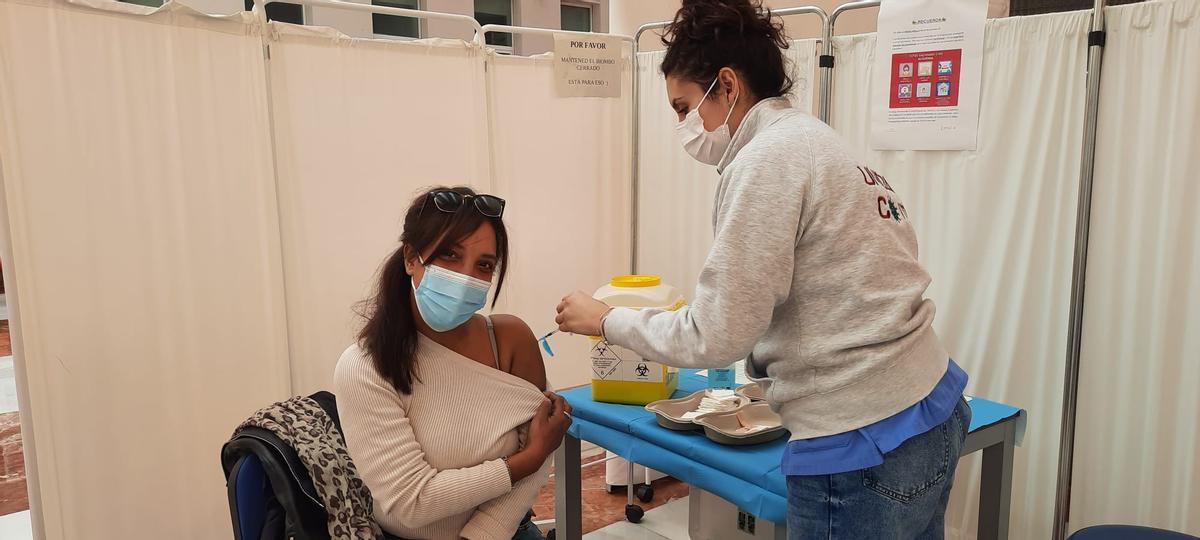 Una persona de alto riesgo recibiendo la cuarta dosis de la vacuna anticovid.