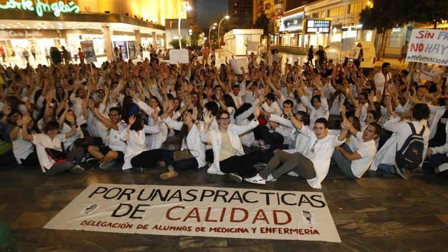 La facultad de Medicina de la UMU se planta y suspende las prácticas de sus alumnos