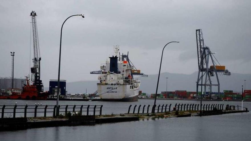 El muelle de la dársena 2 del Puerto de Vilagarcía casi cubierto por el agua con la marea alta del fin de semana. // Iñaki Abella