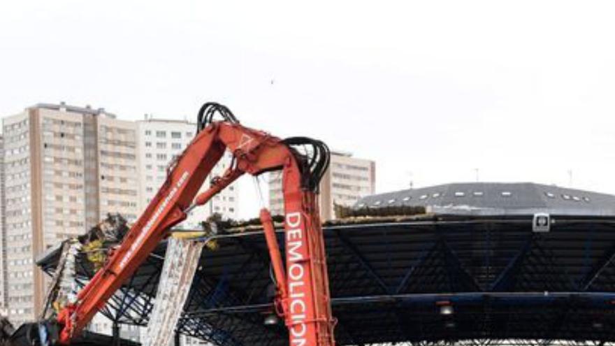 El Puerto derriba la cubierta de la antigua lonja de camiones