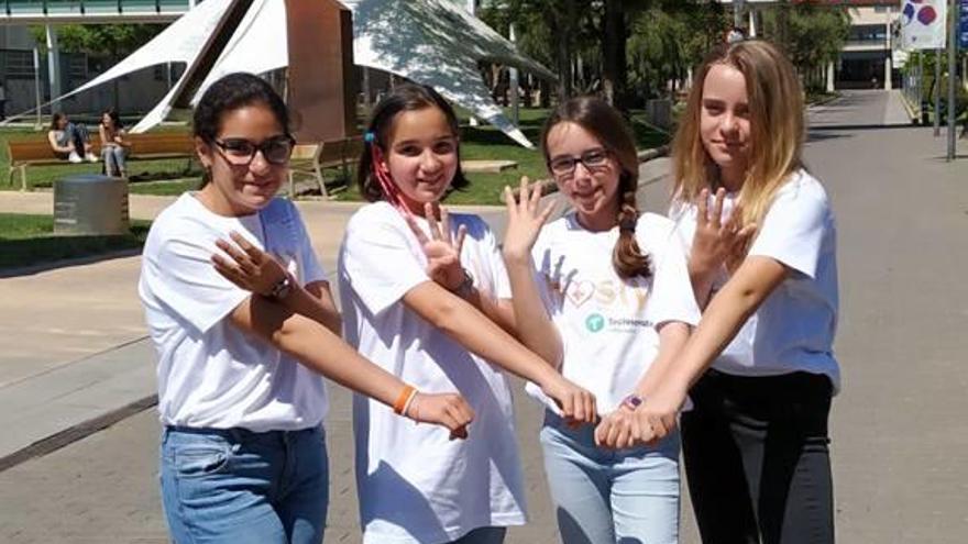 Las cuatro niñas valencianas responsables de la App Hosly.