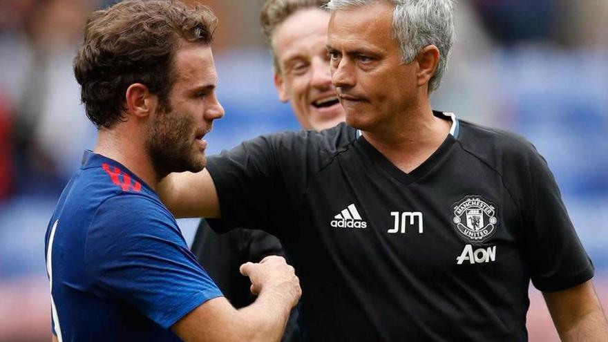 Mourinho felecita a Mata tras un partido del United.