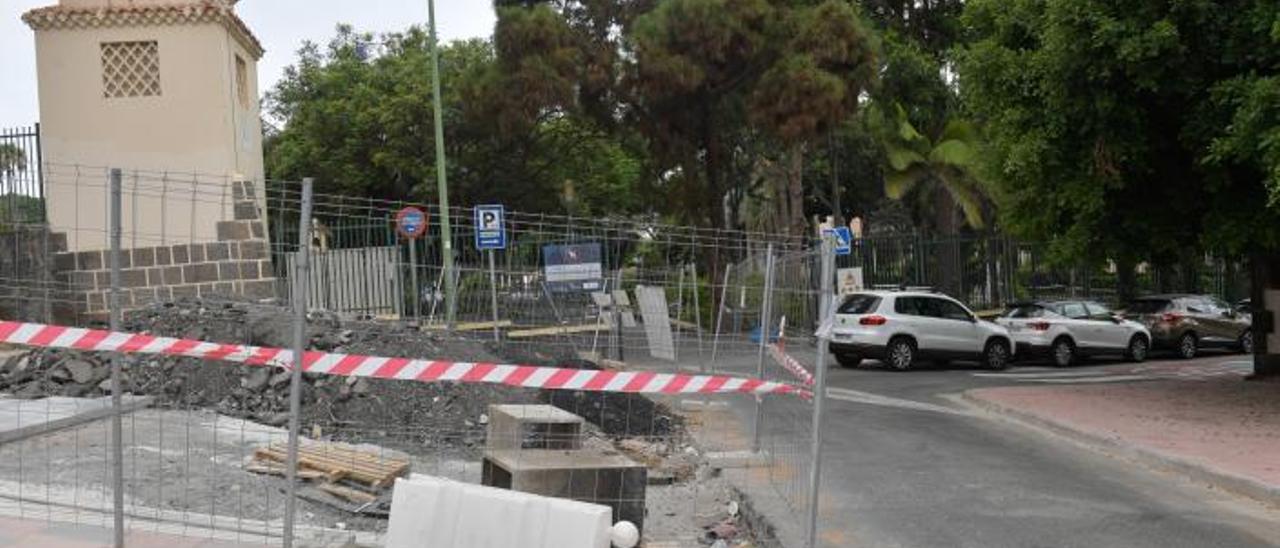 Zona en obras de la entrada sur del parque Doramas, en la calle Francisco González, donde está la tapa del pozo. | | JUAN CASTRO