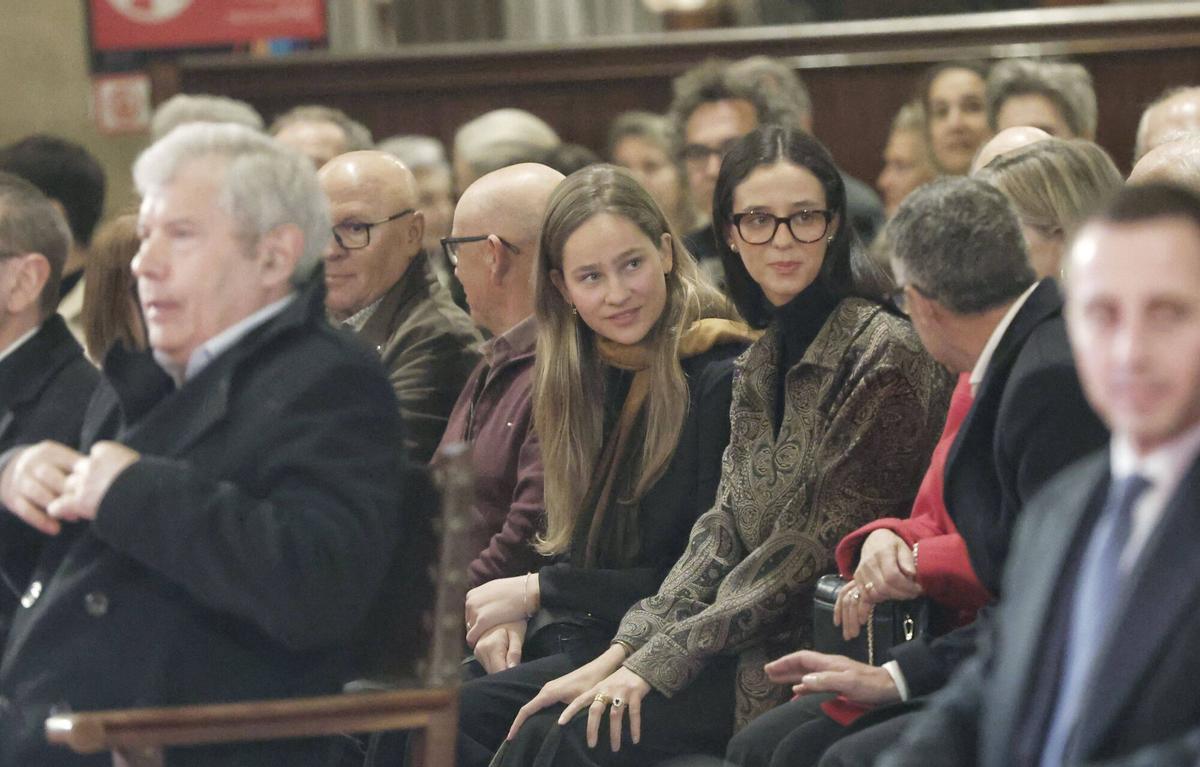 Doña Sofía y las infantas Elena y Cristina, acompañadas de Victoria Federica e Irene Urdangarin, en el Concierto de Semana Santa que se celebra en la Catedral de Mallorca