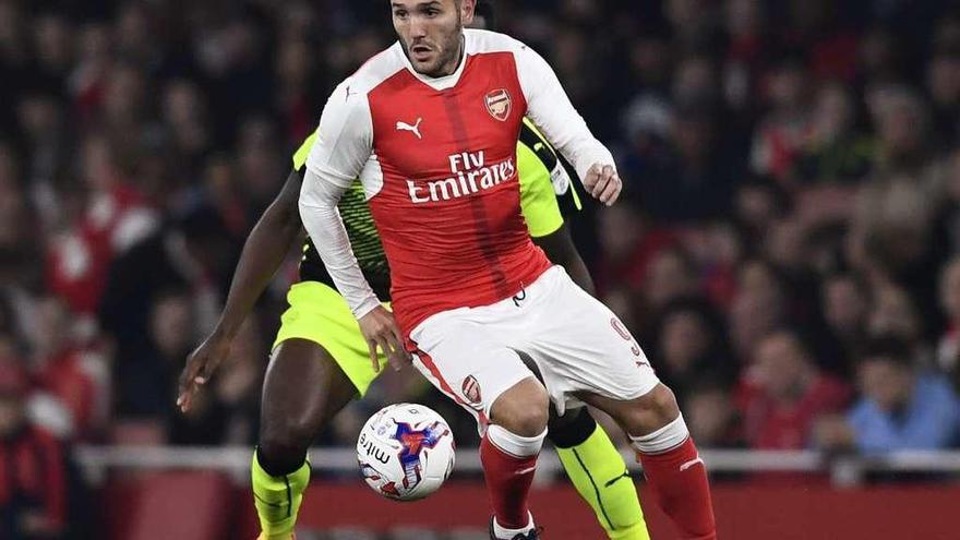 Lucas Pérez, durante un partido con el Arsenal la temporada pasada.