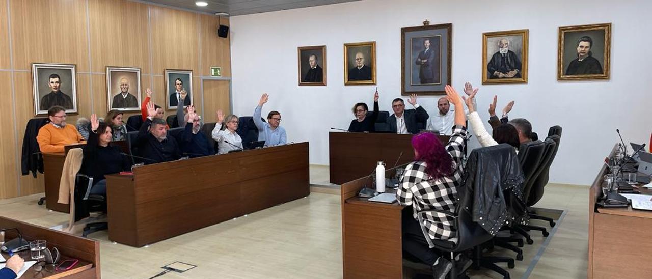 Momento en que los concejales del equipo de gobierno y PP y Ciudadanos apoyan las normas urbanísticas provisionales.