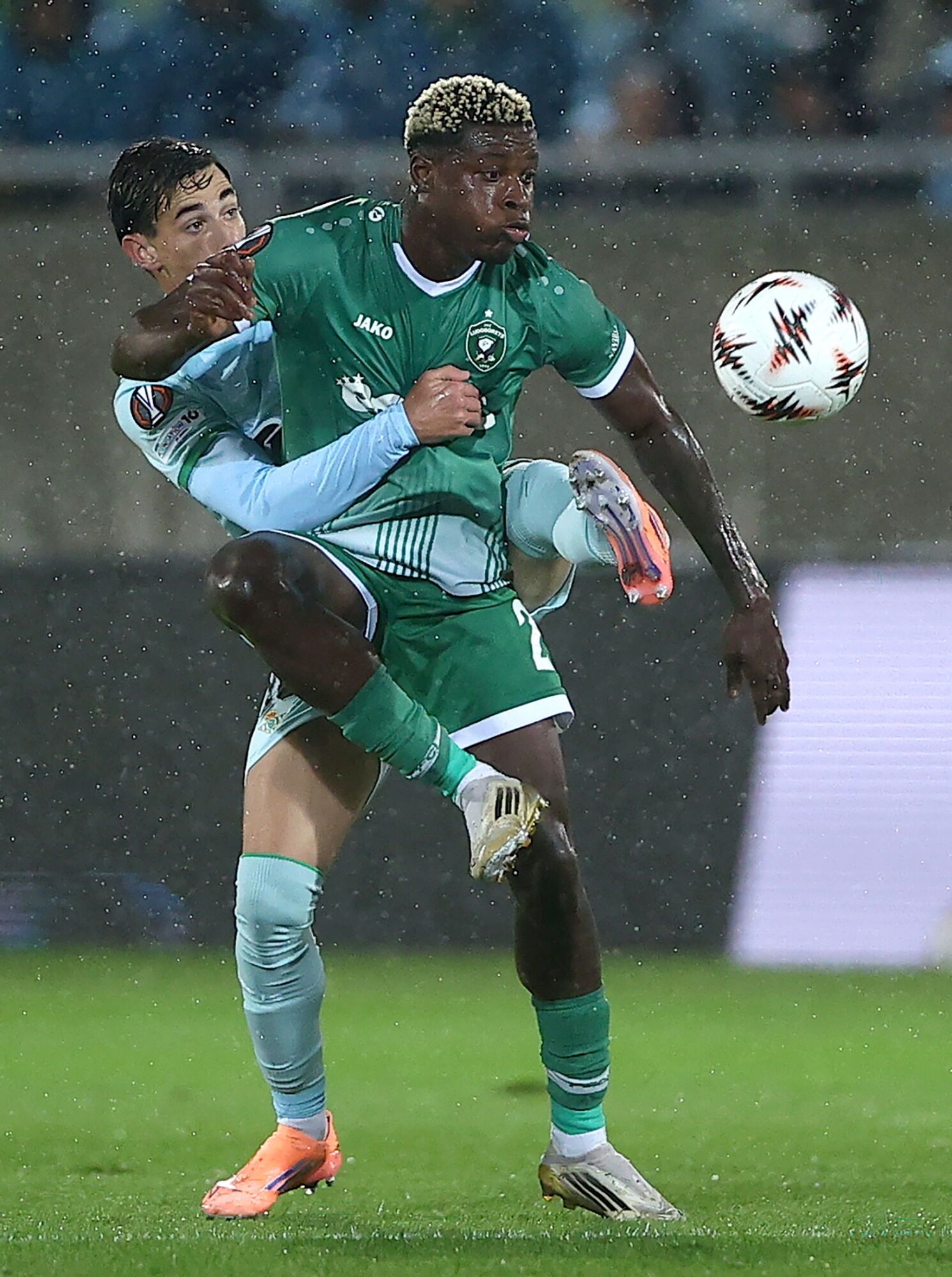 RAZGRAD (Bulgaria), 02/10/2025.- Yves Erick Bile (front) of Ludogorets in action against Valentin Gomez of Betis during the UEFA Europa League league phase match between PFC Ludogorets Razgrad and Real Betis Balompie, in Razgrad, Bulgaria, 02 October 2025. EFE/EPA/BORISLAV TROSHEV