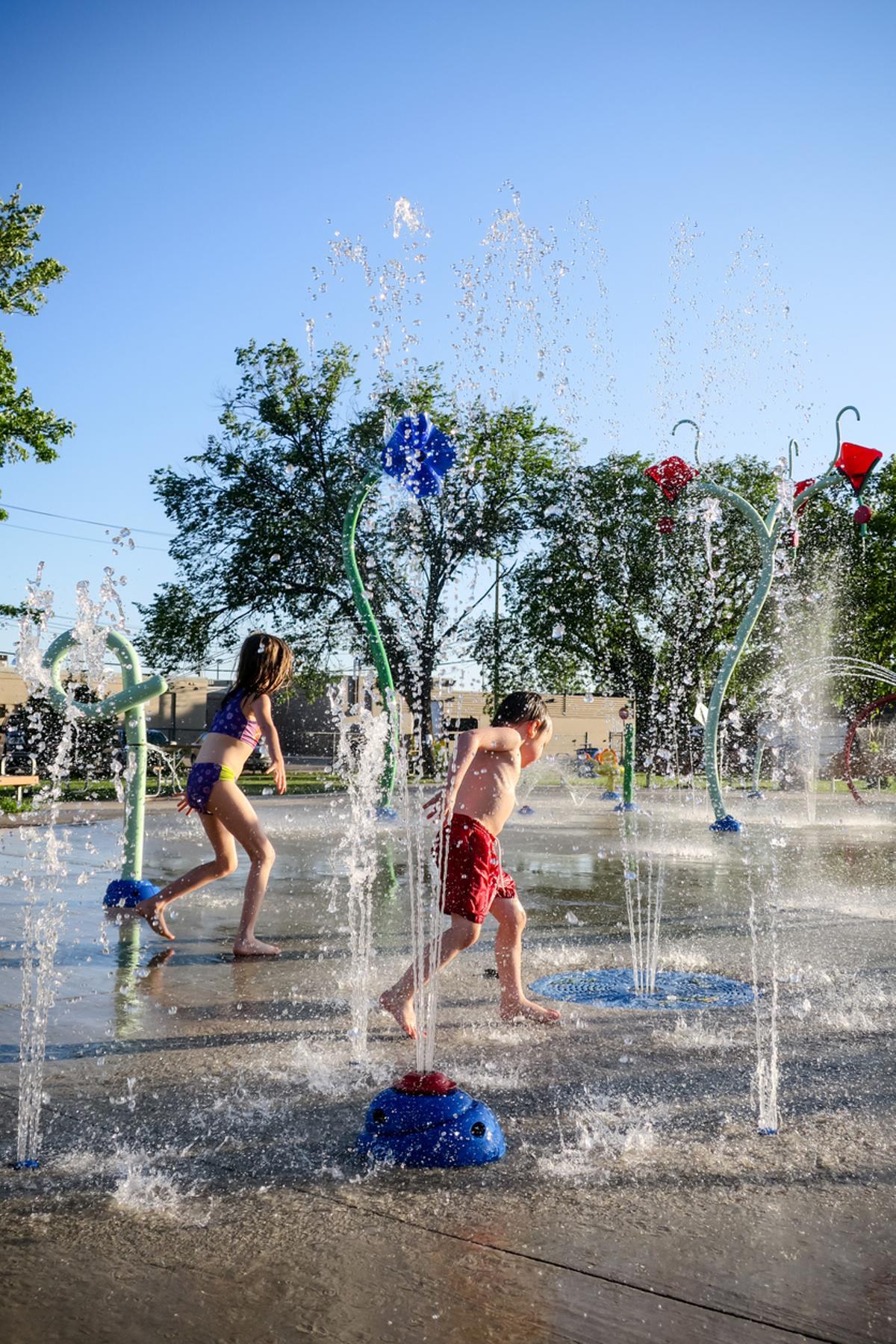Niños en el parque acuático