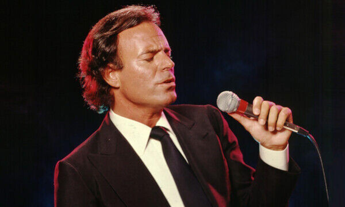 Julio Iglesias cantando en uno de sus conciertos, años atrás.
