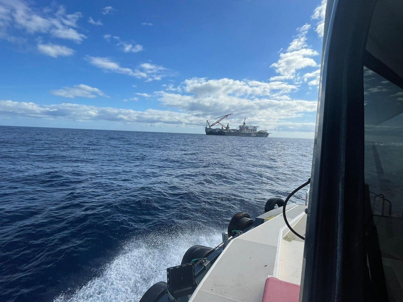 Pioneering Spirit, el buque más grande del mundo, cambia su tripulación en el Puerto de Las Palmas