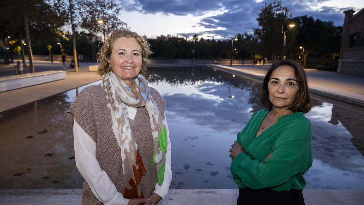 Teresa y Ana, dos educadoras infantiles en un parque de València.