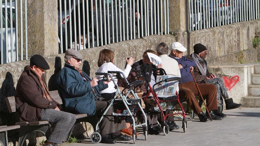Gente mayor en el jardín del Posío (Ourense)