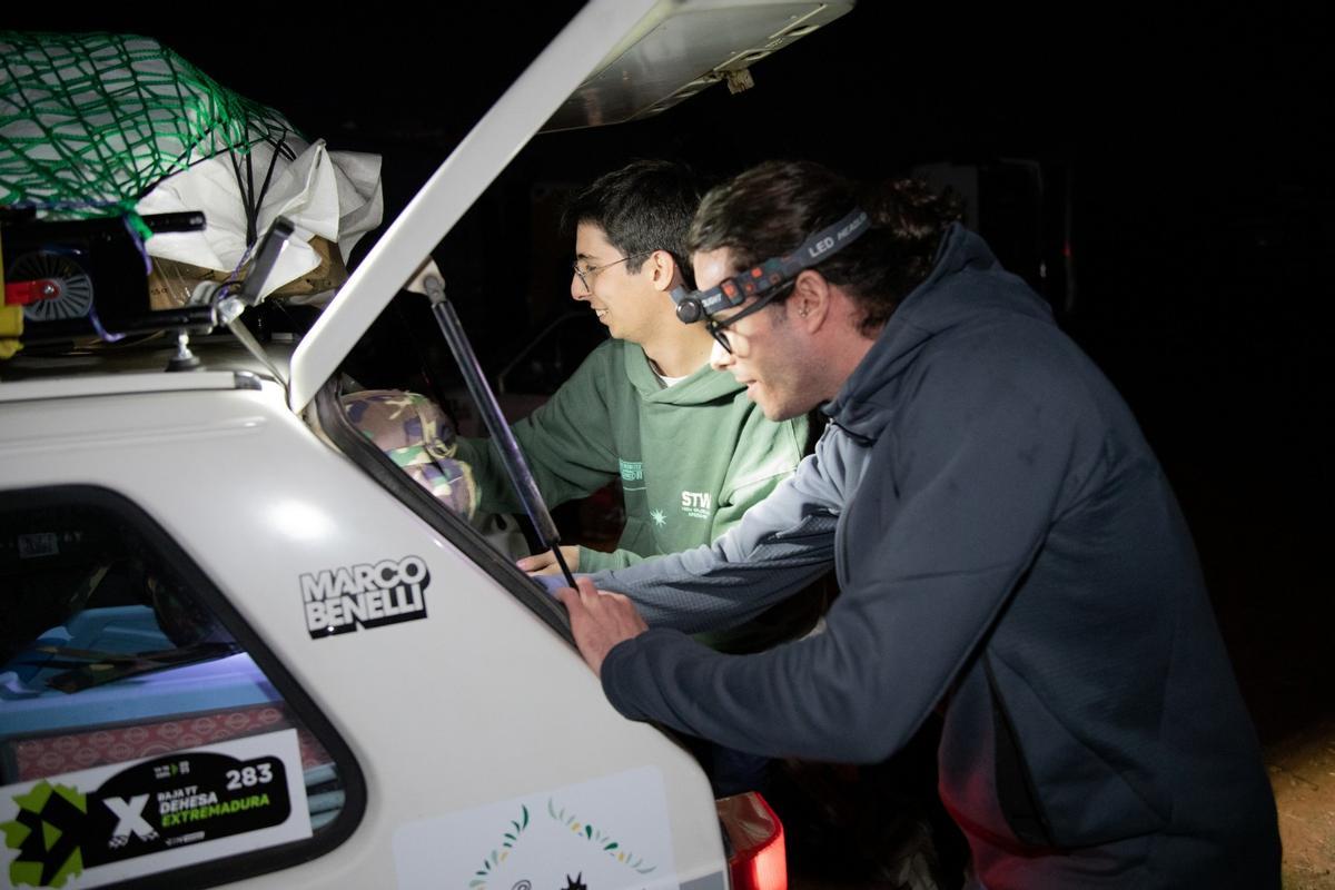 David y Ángel revisan su vehículo en la edición del año pasado.