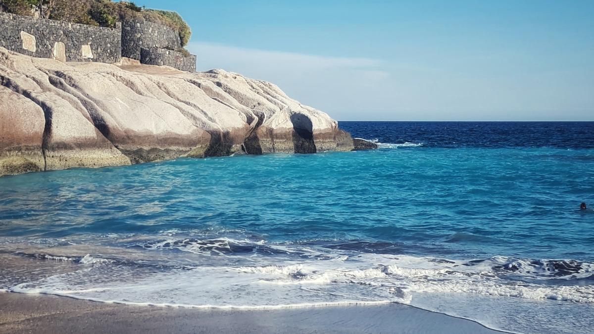 Litoral de la costa de Adeje en una jornada soleada.