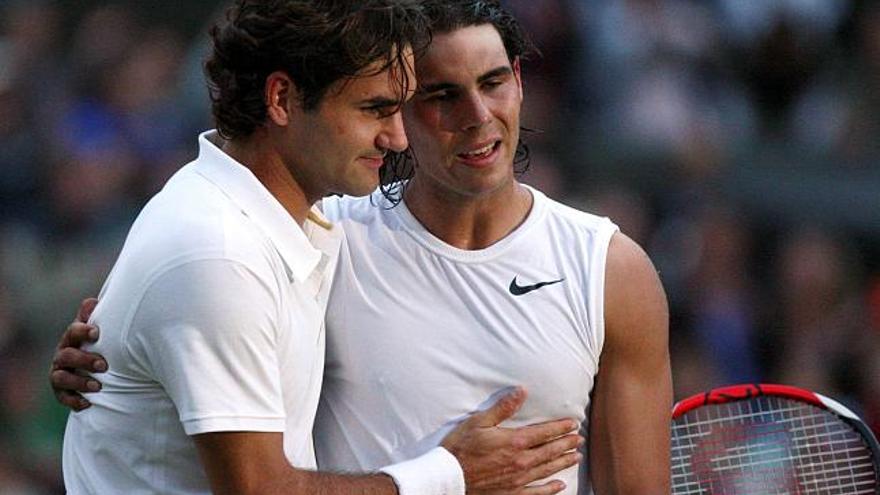 Federer felicita a un emocionado Nadal tras la final de Wimbledon.