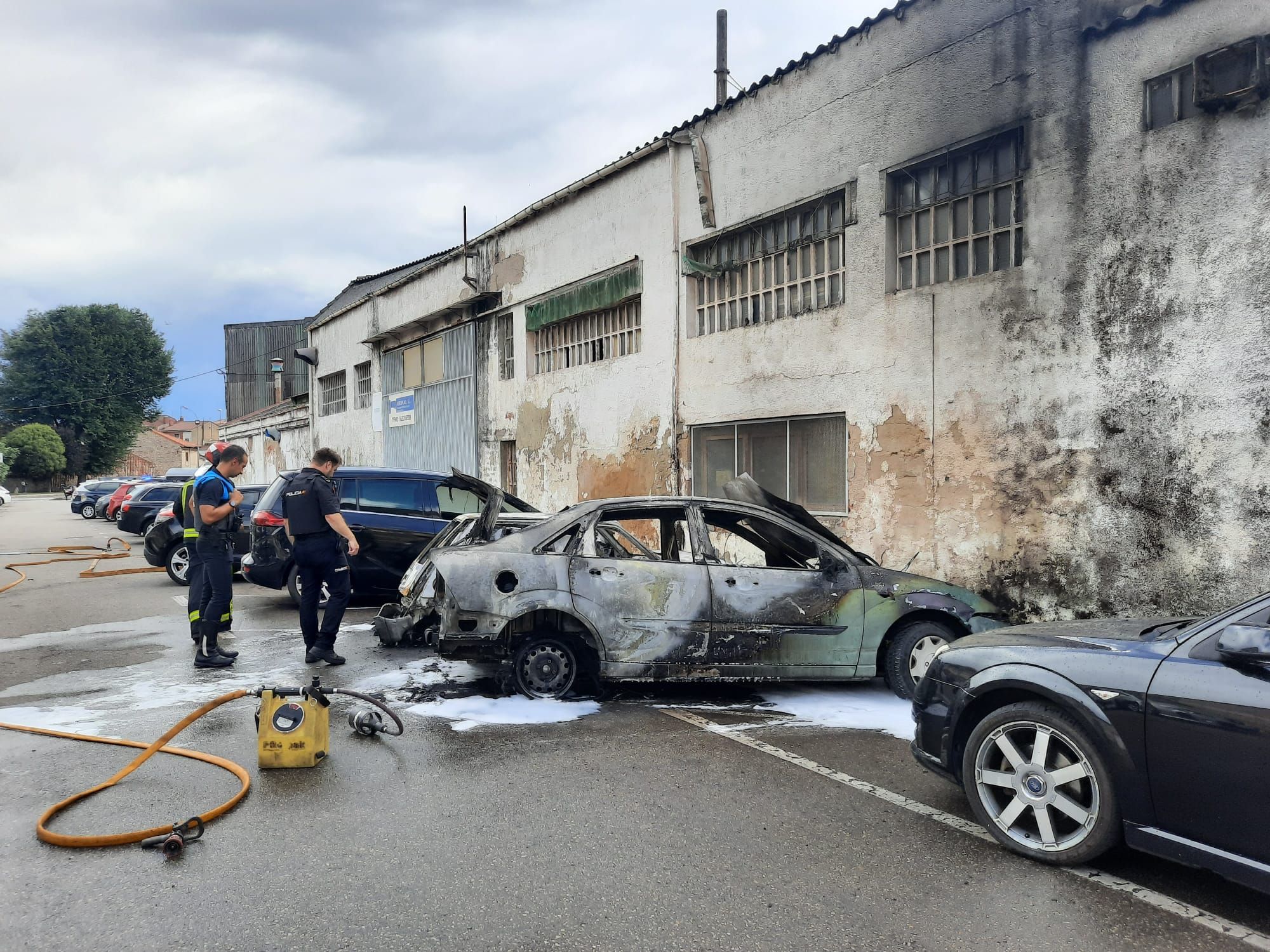 En imágenes: arden cuatro coches en un incendio en Gijón