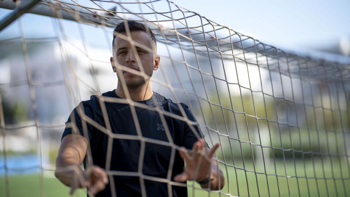 Barcelona. 07.08.2026. Deportes. El árbitro catalán de primera división, Víctor García Verdura, fotografiado revisando la red de una de las porterías en el campo del Atlètic Masnou. Fotografía de Jordi Cotrina