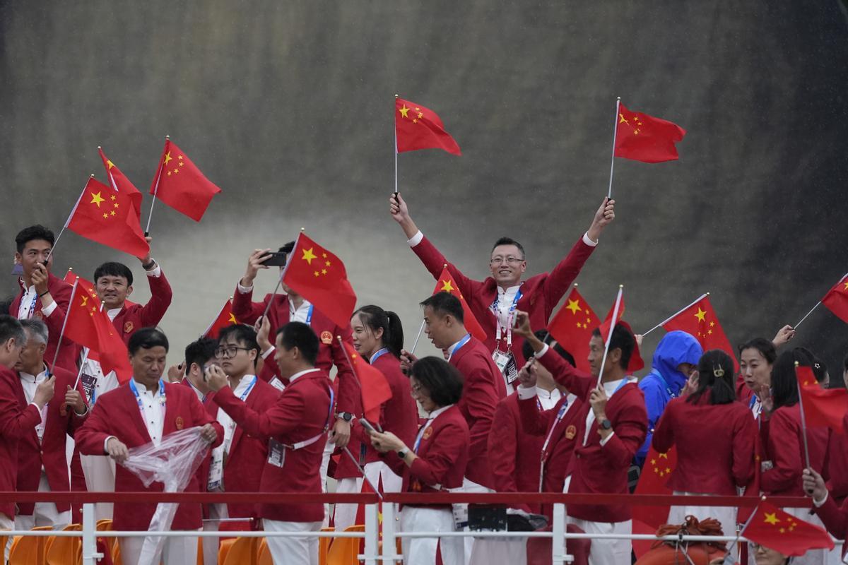 El barco que transporta al equipo de China desciende por el Sena en París, Francia, durante la ceremonia de inauguración de los Juegos Olímpicos