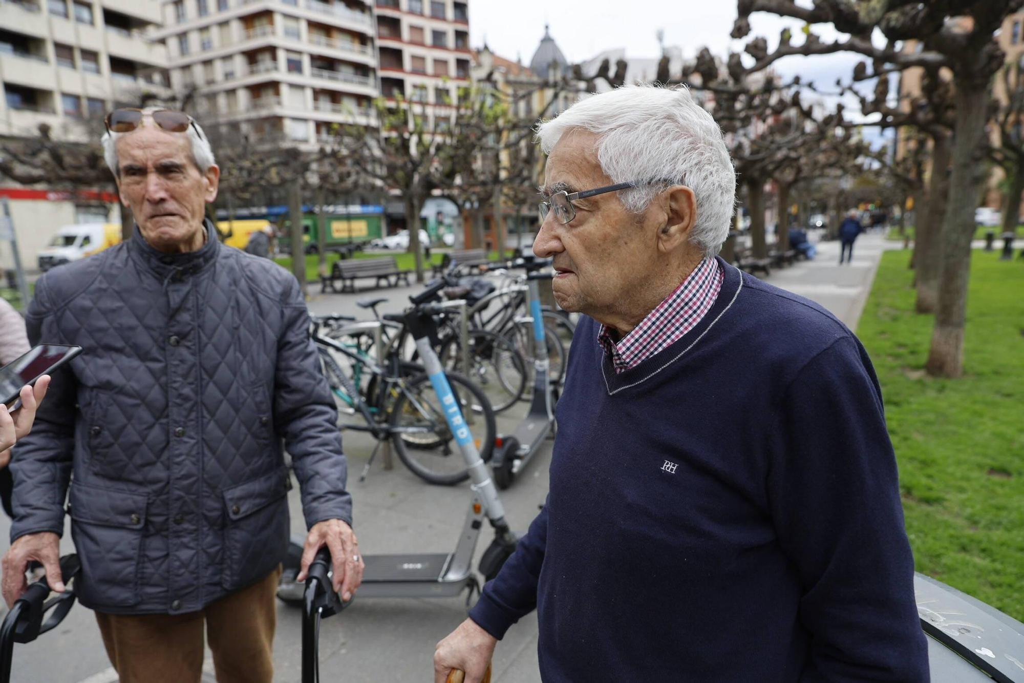 Los patinetes eléctricos aparcan el "civismo" en Gijón (en imágenes)