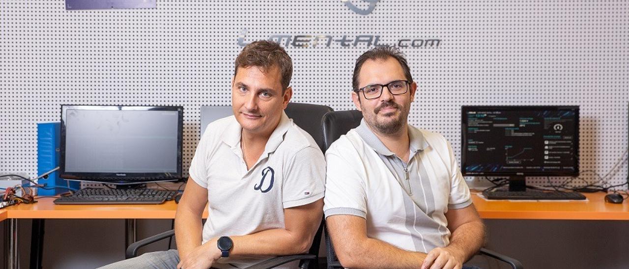 José María Ayús y Juan José Cejudo, los desarrolladores de la aplicación AZBox.