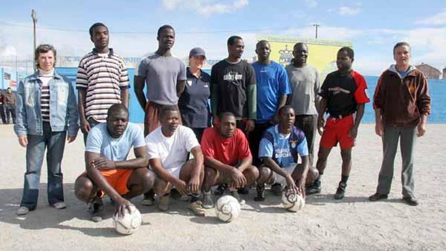 El equipo de fútbol de Cáritas Interparroquial formado por inmigrantes africanos
