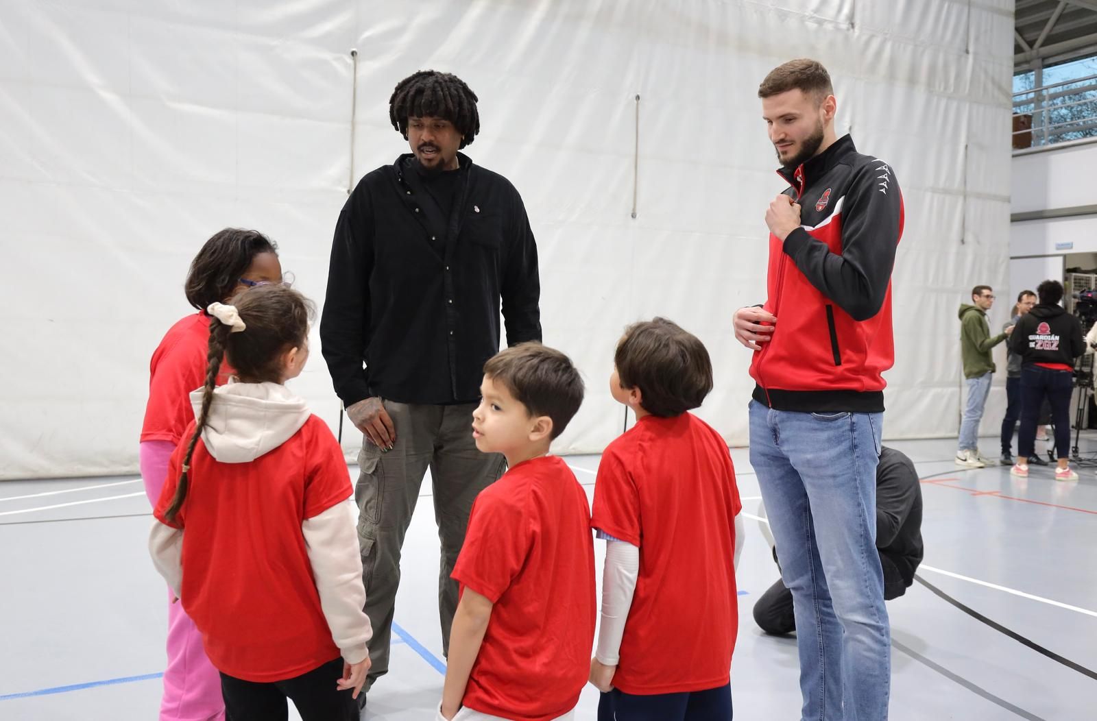 En imágenes | Visita del Casademont Zaragoza al Colegio Tenerías