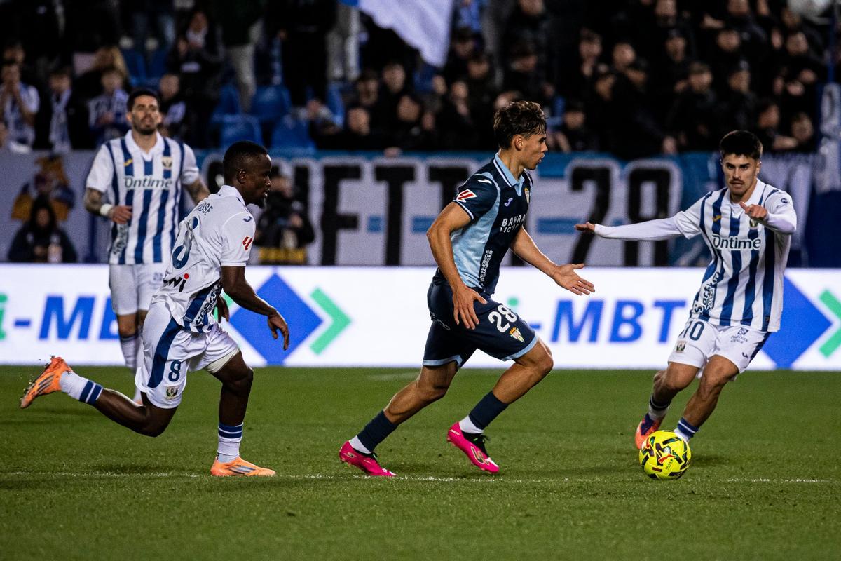 Jan Salas conduce el esférico durante el Leganés-Córdoba CF de la primera vuelta de Liga.