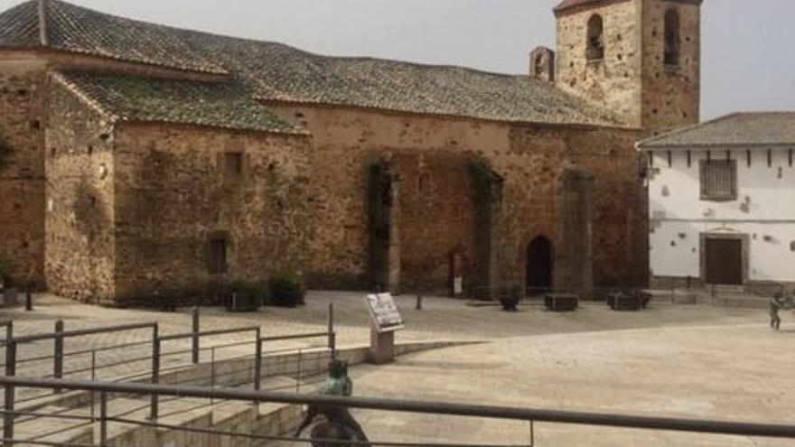 La Iglesia echa el cierre al templo de Romangordo que amenaza derrumbe desde 2021