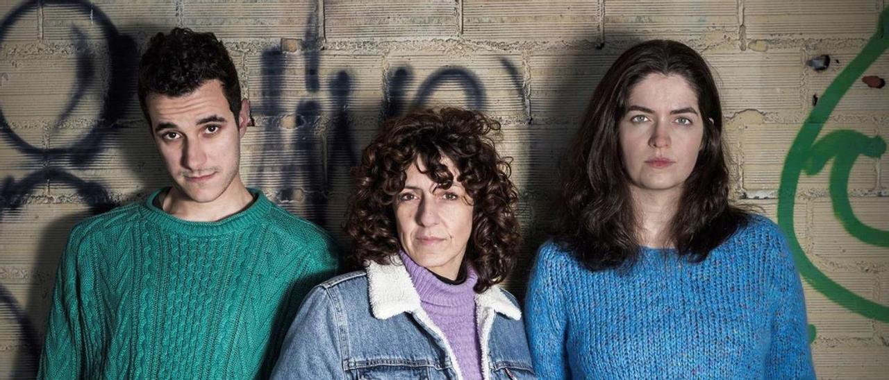 Los actores Anxo Outumuro, Viky Pérez y Sara Ferro.