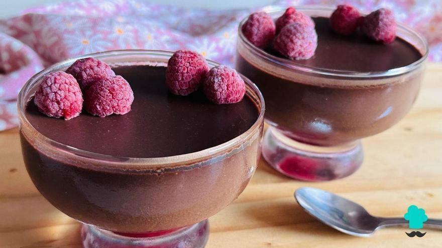 Mousse de chocolate y frambuesas: cremosa, fácil y sin horno